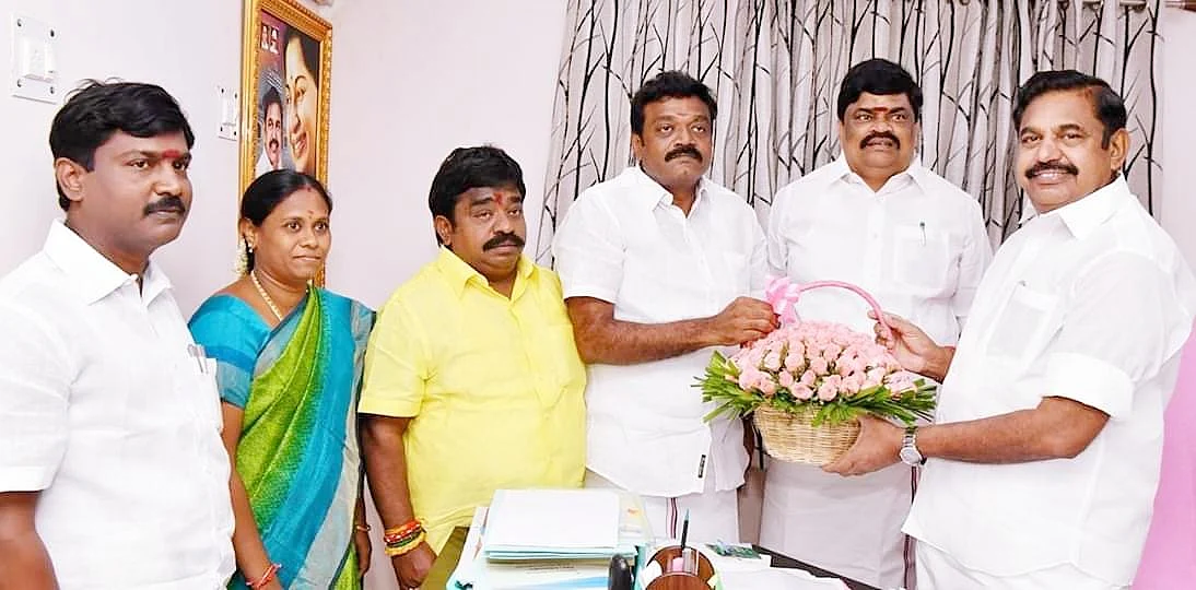 `ஒருவாரத்தில் விருதுநகர் அ.ம.மு.க முகாம் கூண்டோடு காலி!' - அ.தி.மு.க-வில் இணைந்த இன்பத்தமிழன்