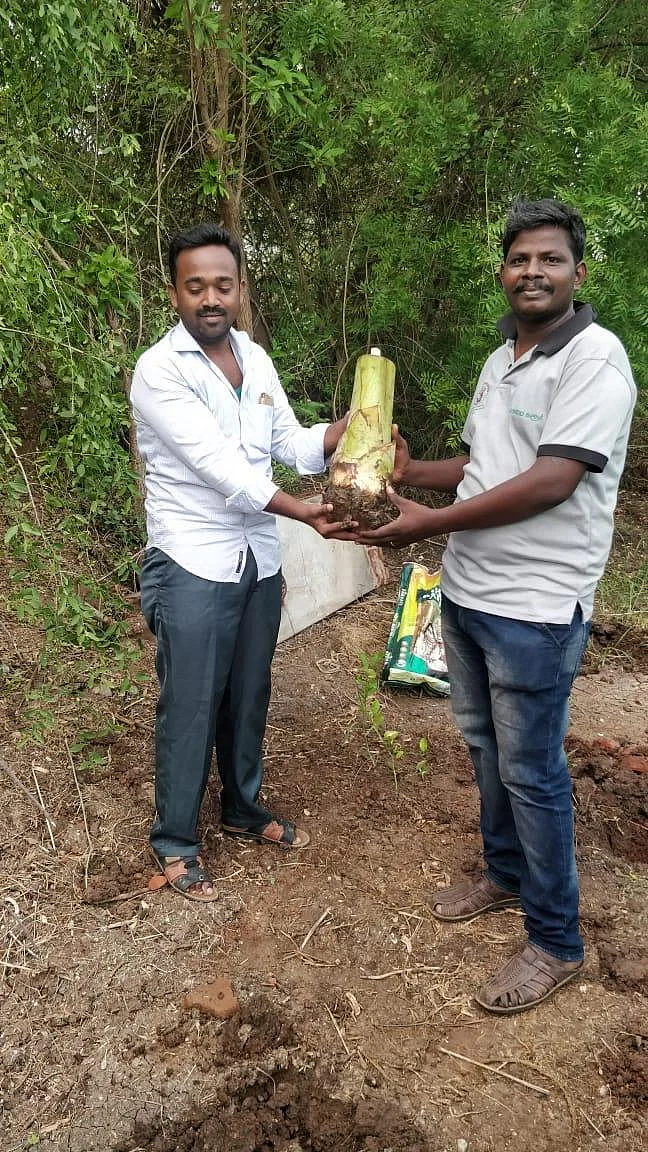 இப்படியும் பரிசு கொடுக்கலாம்... பிறந்த நாளில் இளைஞரை நெகிழவைத்த நண்பர்கள்!