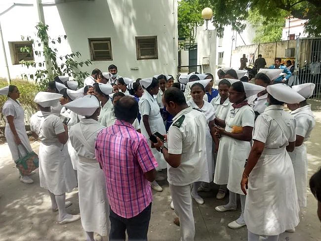 `நோயாளிக்கு கொடுக்கிற பாலைக்கூட விட்டுவைக்கலங்க!' - கரூரில் டீனுக்கு எதிராக 3வது நாளாக செவிலியர்கள் போராட்டம்!