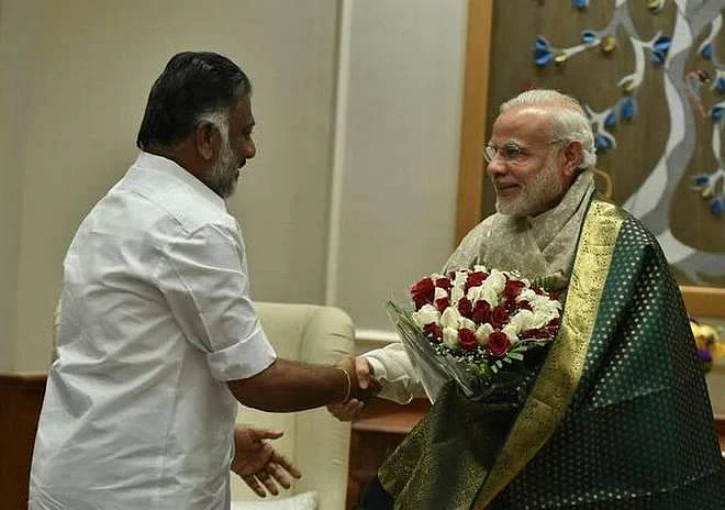 `எடப்பாடி பழனிசாமிக்கு செக் வைக்கிறாரா ஓ.பி.எஸ்?’ - டெல்லியில் நடக்கும் பேச்சுவார்த்தை!