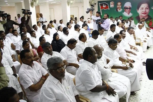 `எடப்பாடிக்கு எதிராக 6 அமைச்சர்கள்!' - `தனி குரூப்' தகவலால் தகித்த சீனியர்கள்