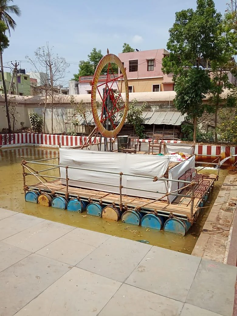 சுழலும் சுதர்சன சக்கரத்துடன் உற்சவ மூர்த்தி உலா - கும்பகோணம் சக்கரபாணி சுவாமி கோயில் தெப்பத் திருவிழா