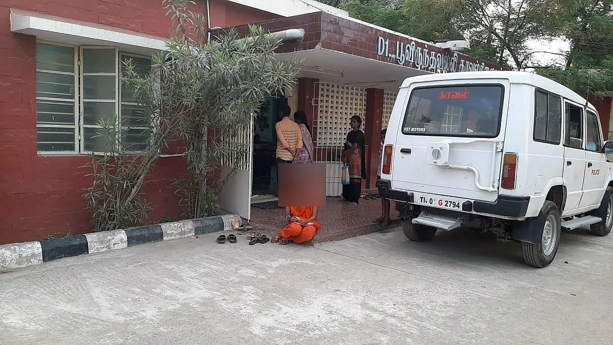 `மேரேஜ் செய்ய புகார் கொடுத்தால் அரஸ்ட் பண்ணீட்டாங்க!' - காவல் நிலையத்தில் பிரிந்த காதல்