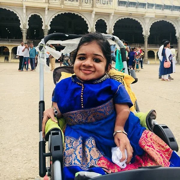 எலும்புருக்கி நோய், வீல்சேர் வாழ்க்கை, ஐஏஎஸ் கனவு - கேரளாவின் தன்னம்பிக்கை மனுஷி லதீஷா!