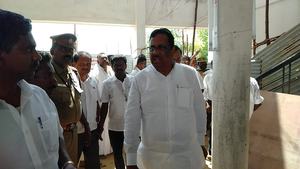 தேனியில் நீடிக்கும் குழப்பம்; வாக்கு எண்ணிக்கை நிறுத்தி வைப்பு!