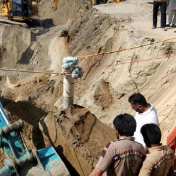 `150 அடி ஆழ்துளைக் கிணற்றில் விழுந்த சிறுவன்; 4-வது நாளாக மீட்புப் பணி!' - பஞ்சாப் ரியல் `அறம்' போராட்டம்