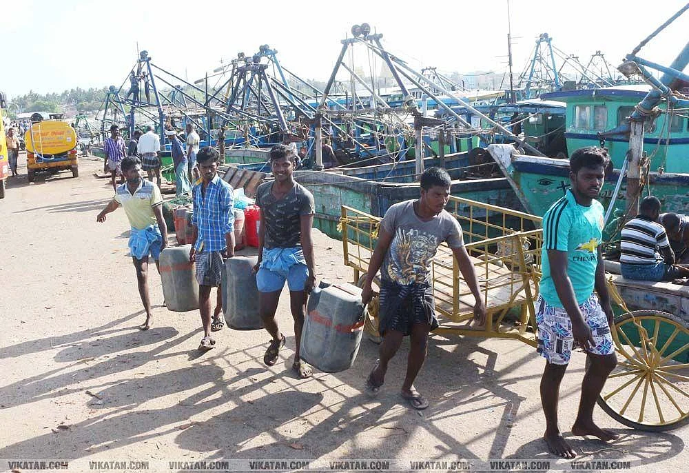 தடைக்காலம் முடியும் முன்பே கடலுக்குள் மீன்பிடிக்கச் சென்ற மீனவர்கள்!