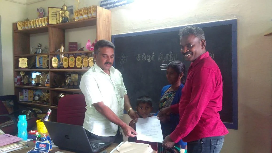 `தான் பணியாற்றும் அரசுப்பள்ளியில் 3 பிள்ளைகளையும் சேர்த்தார்!'- வழிகாட்டியாகத் திகழும் ஆசிரியர்