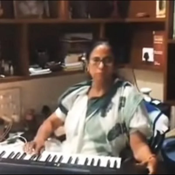ரிசல்ட்டுக்கு முன் ஒரு ரிலாக்ஸ் - பியானோ வாசிக்கும் மம்தா #viral video