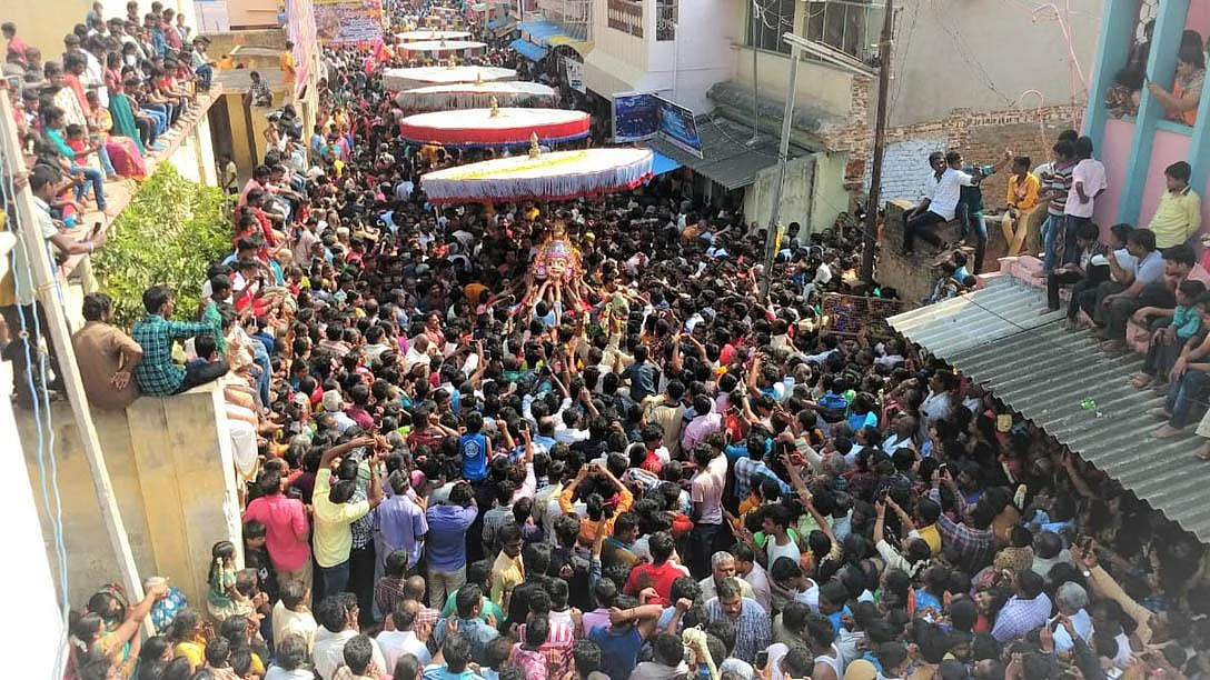 ‘பக்தர்கள் வெள்ளத்தில் பவனிவந்த கெங்கையம்மன் சிரசு!’ - குடியாத்தத்தில் கோலாகலம்