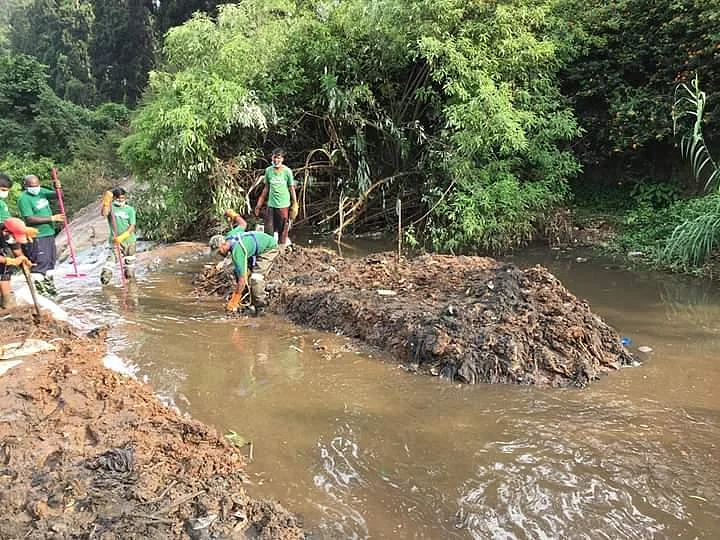 `ஒரு கிலோமீட்டரில் 800 டன் கழிவுகள்!’ - குன்னூர் ஆற்றை மீட்கக் களமிறங்கிய உள்ளூர் மக்கள்