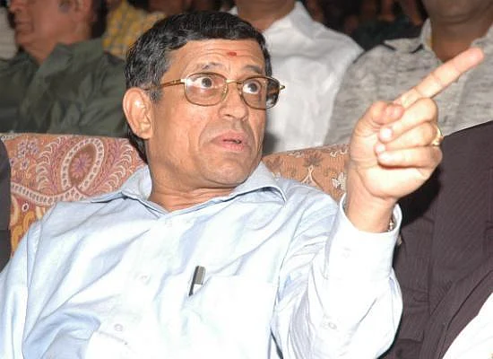 `பன்னீர்செல்வத்தைவிட எடப்பாடி பழனிசாமி மேல்!' - ஆடிட்டர் அஸ்திரத்தால் அதிரும் அ.தி.மு.க