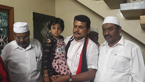 `அங்கிளைப் பார்க்காமல் போக மாட்டேன்...' - அடம்பிடித்த குழந்தையால் உருகிய செந்தில் பாலாஜி!