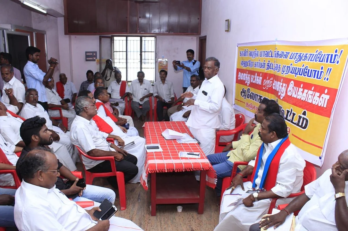 `வயலில் செருப்பு போட்டுக்கூட நடக்கமாட்டோம்; ஜே.சி.பி இறக்கி குழாய் பதிக்கிறாங்க!'- விவசாயிகள் வேதனை