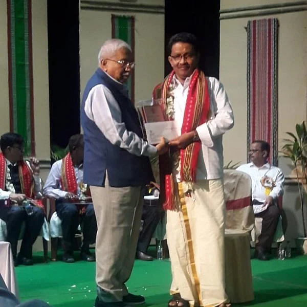 `இந்தி வேண்டாம்; தமிழில் விருது கொடுங்கள்!’ - சாகித்ய அகாடமி மேடையை அதிரவைத்த குளச்சல் முகமது யூசுஃப்