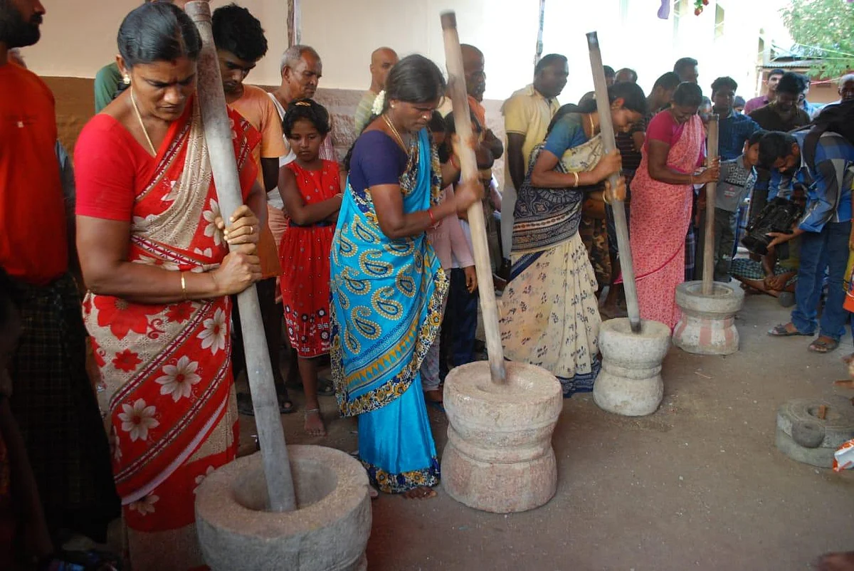 `நீங்கதான் தூக்கணுமா; நாங்களும் தூக்குவோம்!'- இளவட்டக்கல்லை தூக்க களமிறங்கிய கிராமத்துப் பெண்கள்