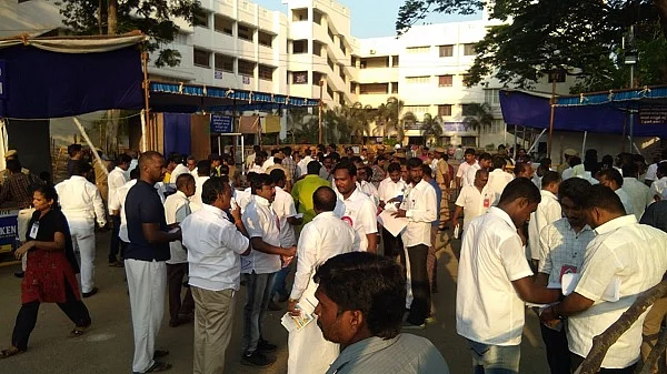 இடைத்தேர்தல் முன்னணி நிலவரம்: முன்னேறும் தி.மு.க! #LiveUpdates