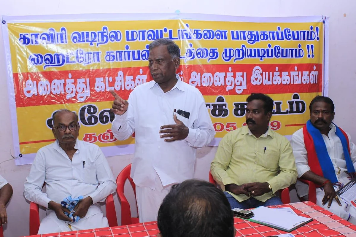 `வயலில் செருப்பு போட்டுக்கூட நடக்கமாட்டோம்; ஜே.சி.பி இறக்கி குழாய் பதிக்கிறாங்க!'- விவசாயிகள் வேதனை