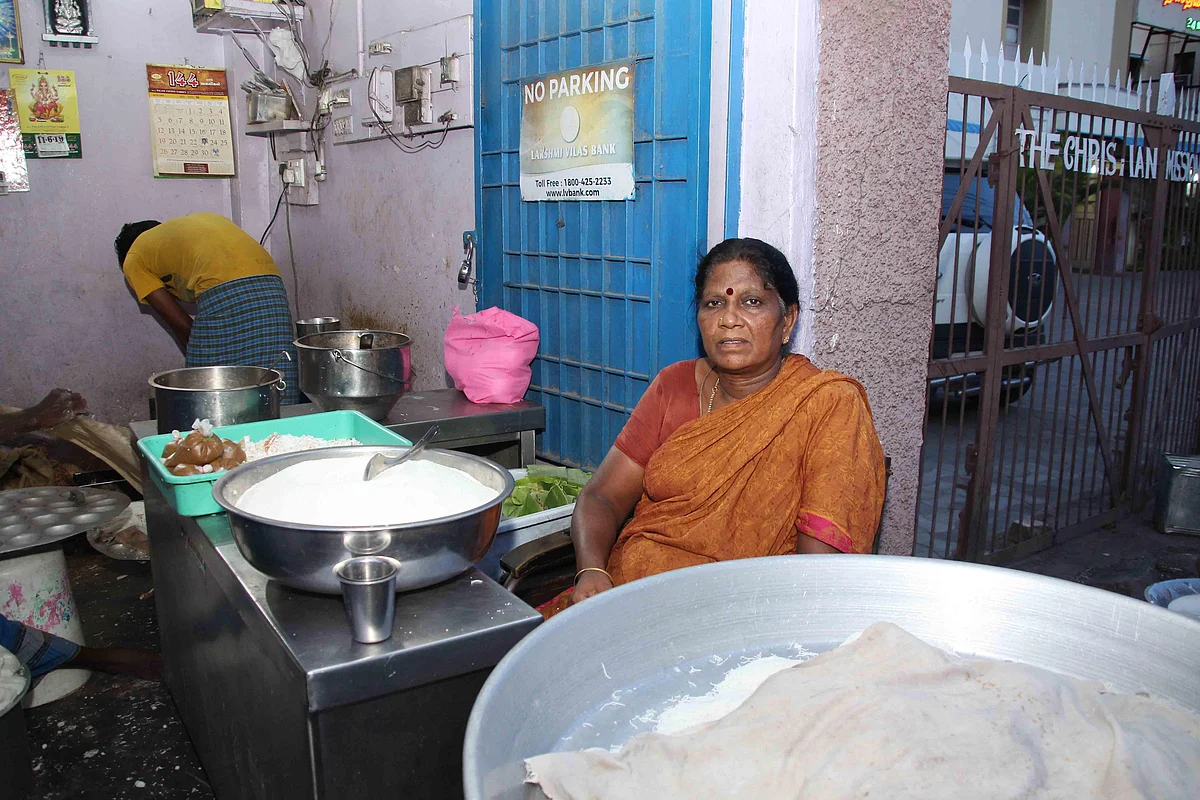 ``பர்மாவுல இருந்து விரட்டிட்டாங்க...!’’ - மதுரை பர்மா இடியாப்பக் கடை சகோதரிகளின் கதை