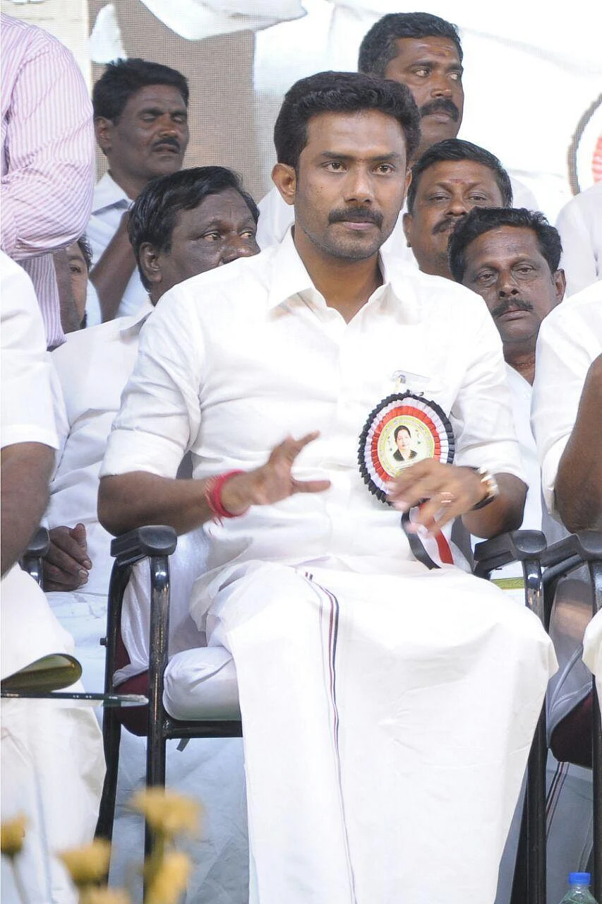 ``இந்த வெற்றியை ஜெயலலிதாவுக்கு காணிக்கையாக்குகிறேன்!” - எம்.பி ஆனார் ரவீந்திரநாத்குமார்