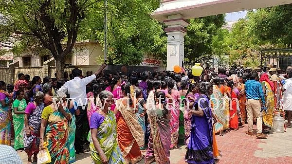 குடிநீர் வழங்கக்கோரி முற்றுகையிட்ட மக்கள்: ‘கெட் அவுட்’ சொன்ன மாவட்ட ஆட்சியர்!
