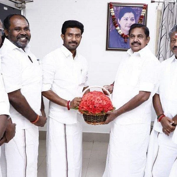 `கலங்கிய ரவீந்திரநாத்; மகிழ்ச்சியில் 'மணி' அமைச்சர்கள்!' - டெல்லியில் ஓ.பி.எஸ் ஷாக்