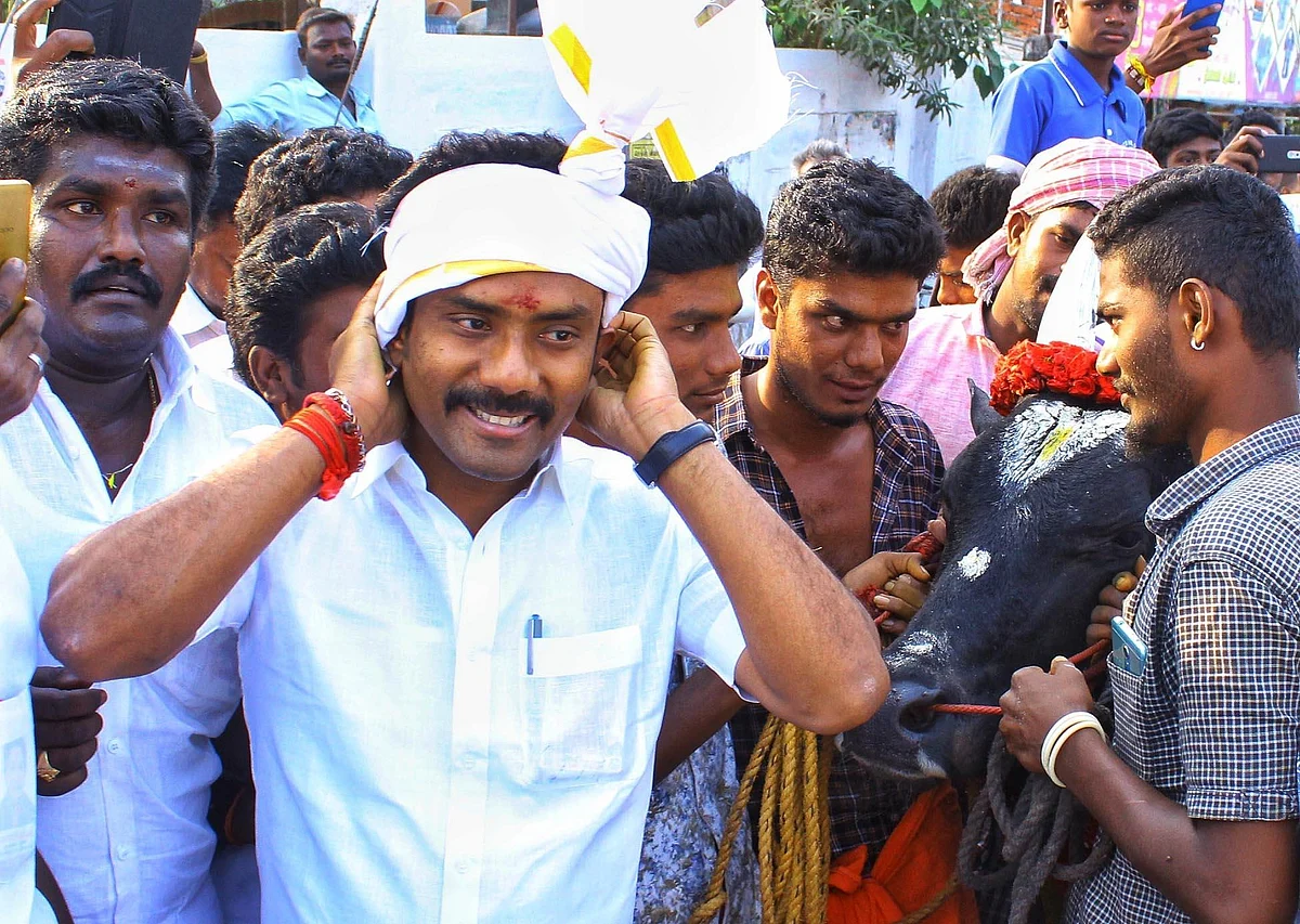 `இப்ப நிலைமை சரியில்ல; நான் பேசி வாங்கித் தர்றேன்!' - பொங்கிய மகனை சமாதானப்படுத்திய ஓ.பி.எஸ்