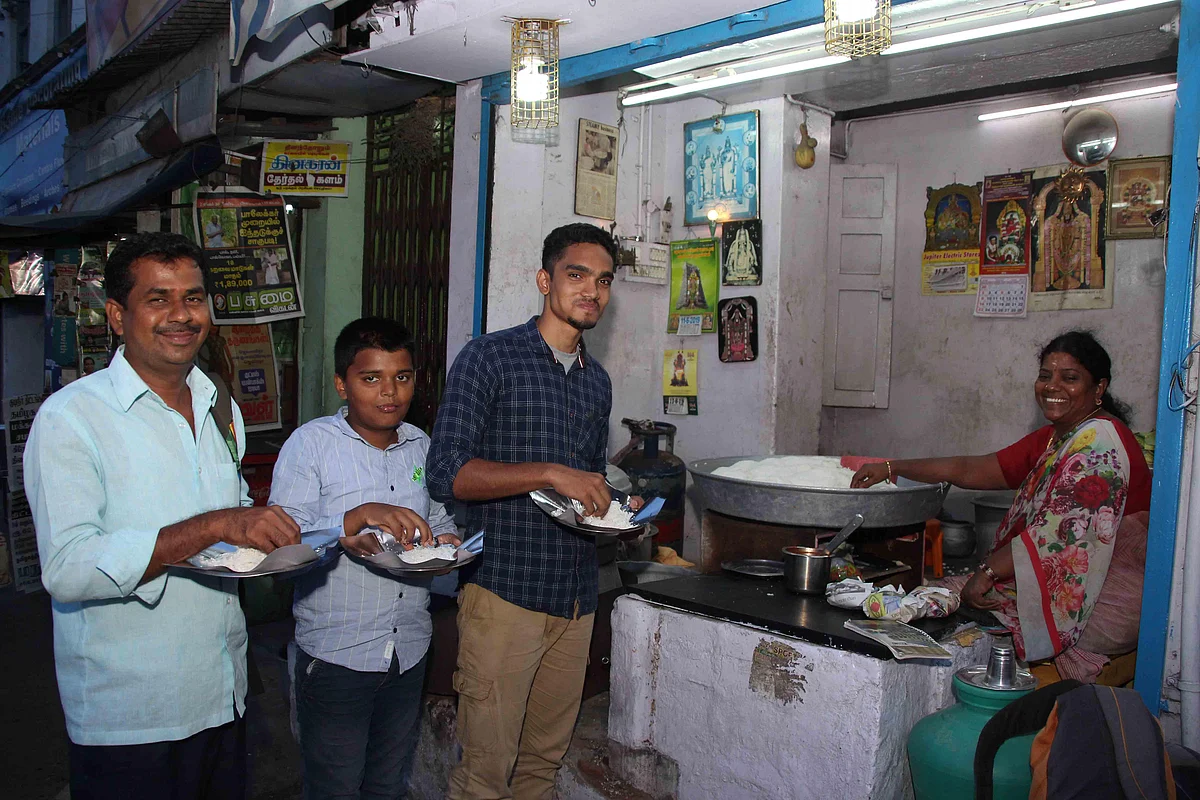 ``பர்மாவுல இருந்து விரட்டிட்டாங்க...!’’ - மதுரை பர்மா இடியாப்பக் கடை சகோதரிகளின் கதை
