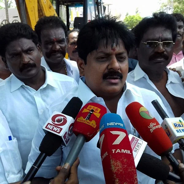 `ஓ.பி.எஸ், ஈ.பி.எஸ் ஆகியோர் அ.தி.மு.க-வின் இரு கண்கள்!' - அமைச்சர் மணிகண்டன்