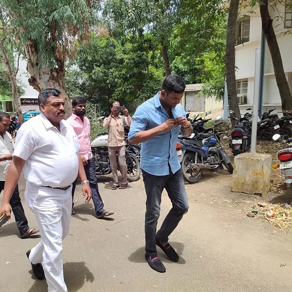 சரத்குமார், ராதாரவி மீது நிலமோசடிப் புகாரில் காஞ்சிபுரம் குற்றப்பிரிவில் விஷால் ஆஜர்!