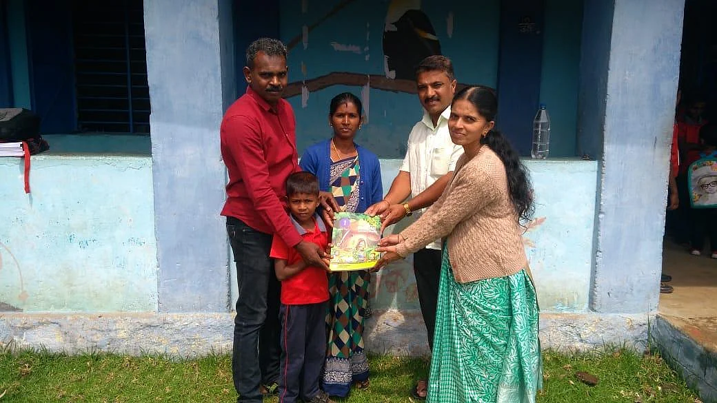 `தான் பணியாற்றும் அரசுப்பள்ளியில் 3 பிள்ளைகளையும் சேர்த்தார்!'- வழிகாட்டியாகத் திகழும் ஆசிரியர்