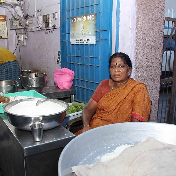 ``பர்மாவுல இருந்து விரட்டிட்டாங்க...!’’ - மதுரை பர்மா இடியாப்பக் கடை சகோதரிகளின் கதை