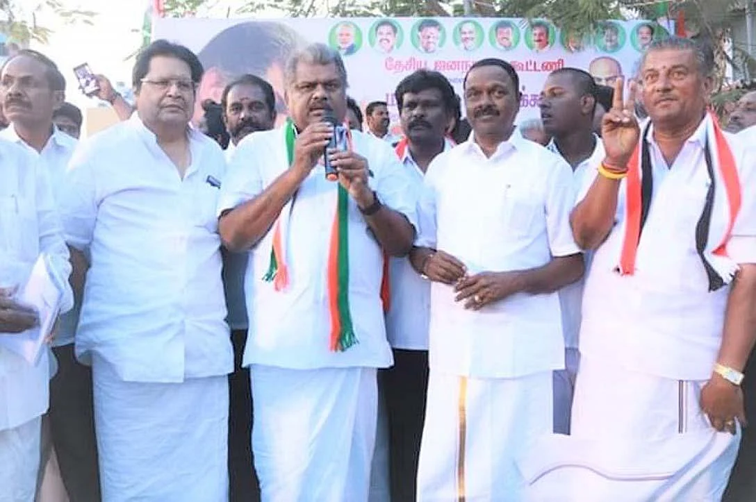 `ஒப்பற்ற அரசன் ராஜராஜ சோழன்; யாரும் விமர்சிக்காதீங்க!' - ஜி.கே.வாசன் வலியுறுத்தல்