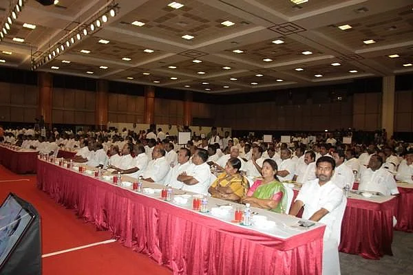 `ஜெயலலிதா தவறவிட்டதில்லை, எடப்பாடி ஏன்?!' - இப்தார் விருந்தைப் புறக்கணித்த பின்னணி
