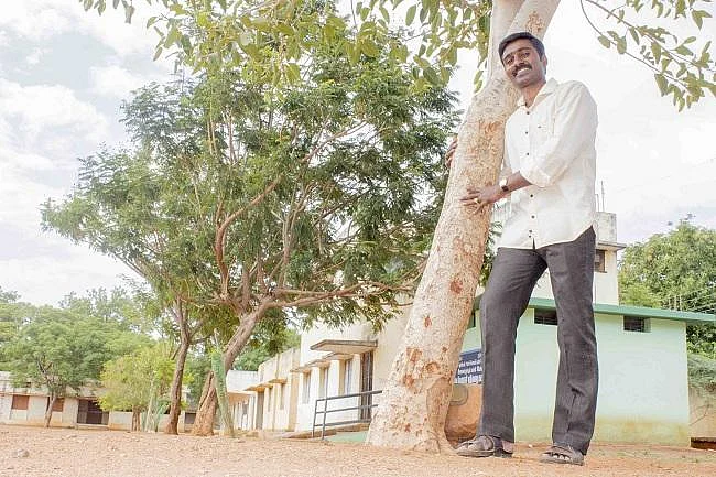மரங்களை காதலிக்கும் அரசுப் பள்ளி ஆசிரியர்... சோலைவனமான தஞ்சாவூர் கிராமம்! #MyVikatan