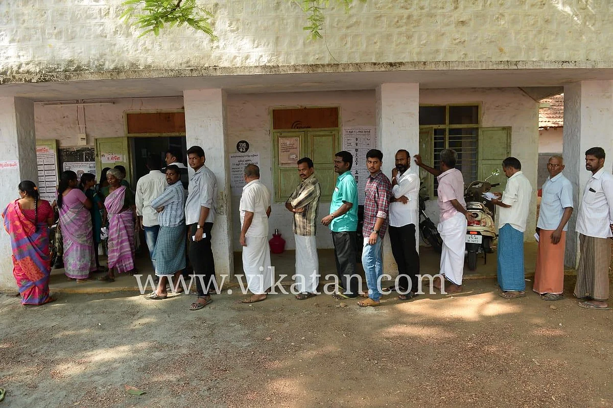 இளைஞர்களை முந்திய முதியோர்கள்; வெயிலை பொருட்படுத்தாத கர்ப்பிணிகள்! - சூலூர் வாக்குப்பதிவு நிலவரம்