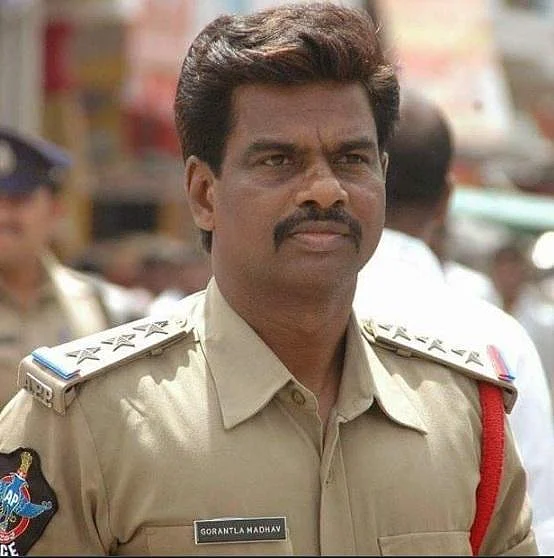 `எஸ்.ஐ வாழ்க்கையை மறக்கமுடியுமா?!' - டி.எஸ்.பி-க்கு சல்யூட் அடிக்கும் எம்.பி #ViralPhoto