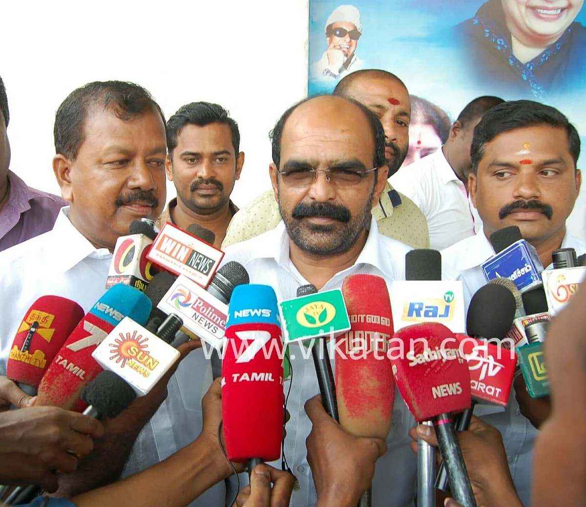`திடீர்ன்னு வீட்டுக்கு வந்தாங்க; அ.தி.மு.க-வில் சேரப்போவதாகப் பரப்புறாங்க!'- பதறும் பச்சைமால்