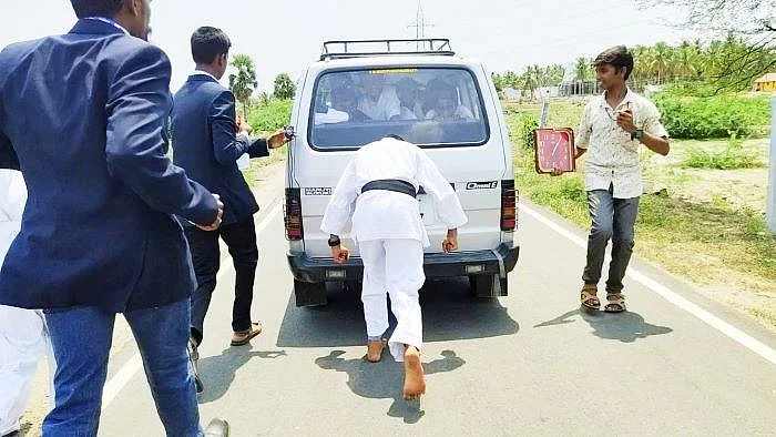 ``அப்பாவோட அழுகைதான் எங்க சாதனைக்கு அடிநாதம்!'' - தலையால் வேனை நகர்த்திய அக்கா தம்பி!