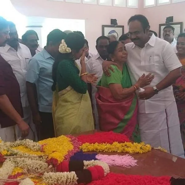 தந்தை சமாதியில் கண்ணீர்விட்டு அழுத தமிழச்சி தங்கப்பாண்டியன்!