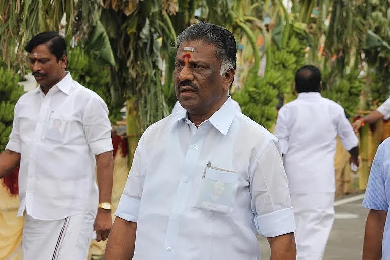 `கையெழுத்திட மறுத்த ஓ.பன்னீர்செல்வம்'- அ.தி.மு.கவின் அமைச்சரவை ஏமாற்றத்துக்குக் காரணம்