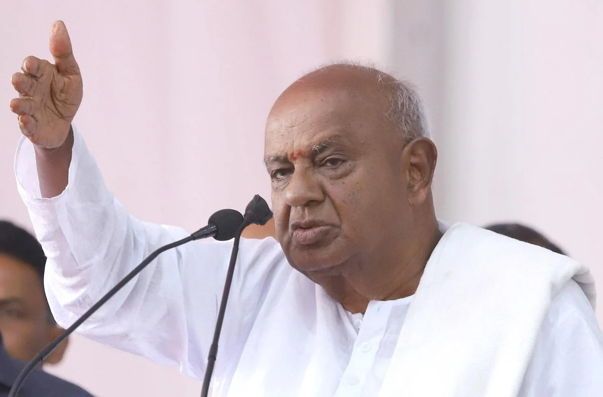 `இது குடும்பம் இல்ல... விக்ரமன் சார் படம்!' - தாத்தா தேவகவுடாவுக்காக வழிவிடும் பேரன்; இது கர்நாடக கலாட்டா