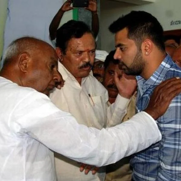 `இது குடும்பம் இல்ல... விக்ரமன் சார் படம்!' - தாத்தா தேவகவுடாவுக்காக வழிவிடும் பேரன்; இது கர்நாடக கலாட்டா
