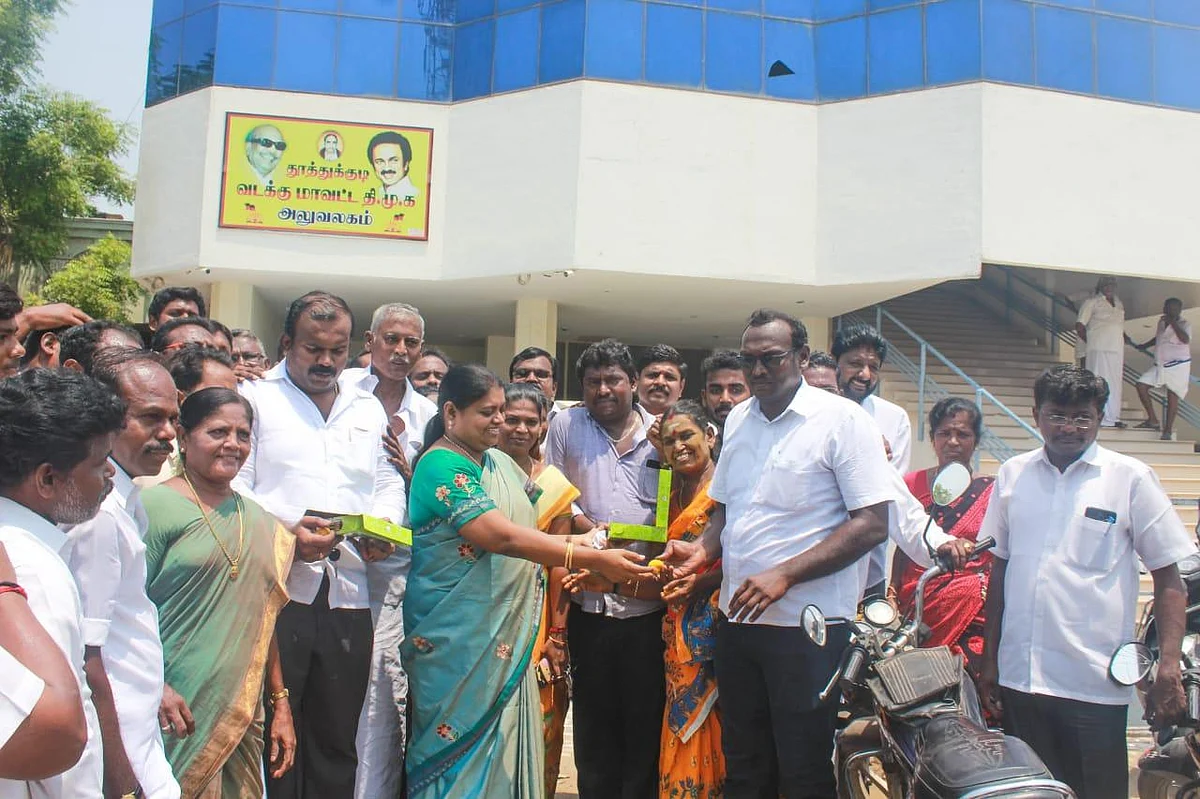1,48,689 வாக்குகள் வித்தியாசத்தில் முன்னிலை!- தமிழிசையைச் சாய்த்த கனிமொழி