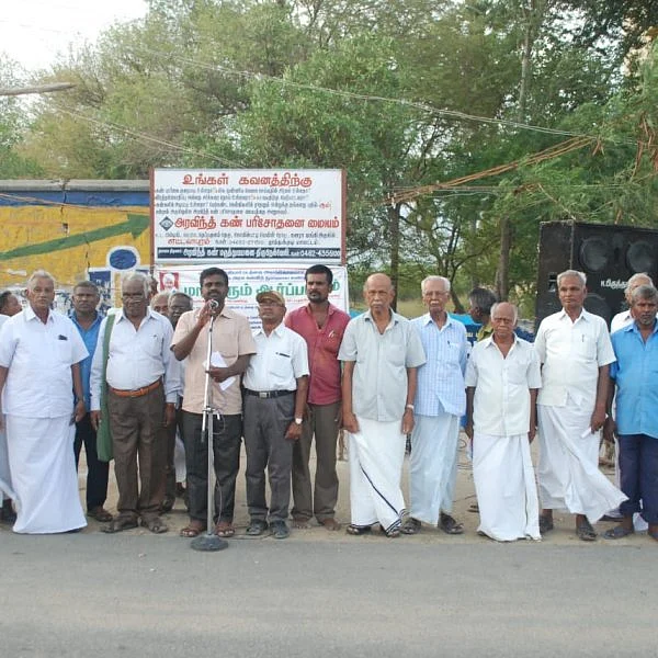 `12-ம் வகுப்பு தமிழ்ப் பாடநூலை திரும்பப் பெறுக!' - எட்டையபுரத்தில் பாரதி மன்றத்தினர் ஆர்ப்பாட்டம்