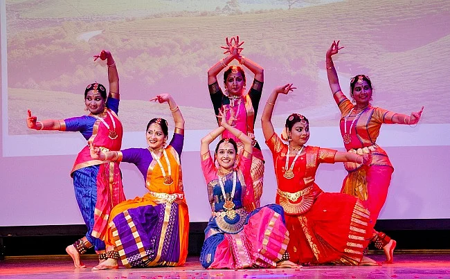 தப்பாட்டம்...மயிலாட்டம்...ஒயிலாட்டம்... ஜெர்மன் நகரைத் தெறிக்கவிட்ட இந்திரதனுஷ் விழா! #MyVikatan
