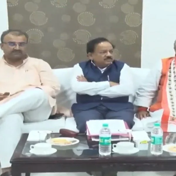 `ஒருவர் தூங்குகிறார்; இன்னொருவர் ஸ்கோர் கேட்கிறார்’ - மூளைக்காய்ச்சலில் அசால்ட் காட்டும் அமைச்சர்கள்