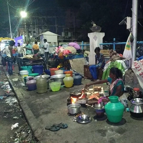 `தண்ணி பிடிக்கும்போது ட்ரெயின் வந்துட்டா அவ்ளோதான்!' நடைபாதைவாசிகளின் தண்ணீர்ப் போராட்டம்