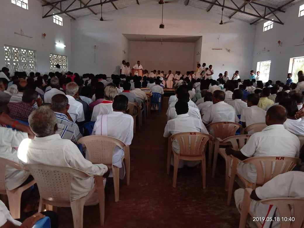 விதிமுறைகளை மீறி கூட்டம் நடத்திய அ.தி.மு.க-வினர் - தேர்தல் ஆணையம் நடவடிக்கை எடுக்க கோரிக்கை!