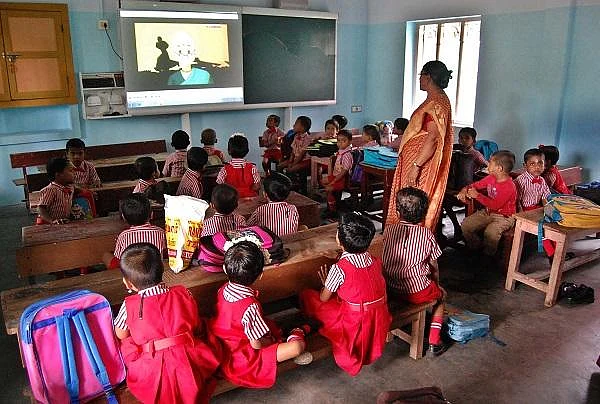 `எங்களுக்கு ஸ்ட்ரிக்ட் ஆர்டர் வந்திருக்கு!'- அரசு உத்தரவால் மாற்று வேலை தேடும் ஆசிரியர்கள்